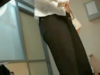 Super morena jovem grávida changing em escondido câmara