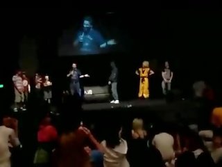 Disa amatore fvml chap pisses në fazë