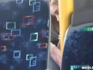 Chap shows een koppel hebben xxx video- in de bus
