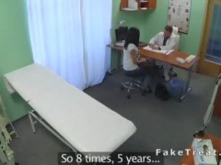 Брюнетка пациент вози тя surgeon