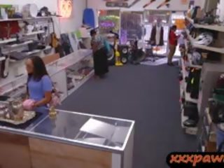 Недосвідчена краля в окуляри desperately потреби гроші отримує вдарив