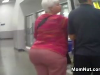 Groß oma hintern ausspioniert auf bei die geschäft