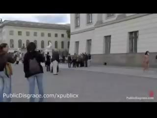 עירום כבול שחרחורת walks בחוץ ב ה ברחובות