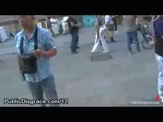 巨大な ティッツ 美しさ paraded スルー ザ· 街