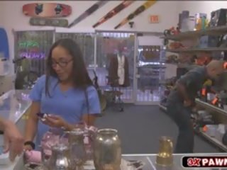 Latina damsel may salamin makakakuha ng kanya sakop sa pagbuga ng tamod