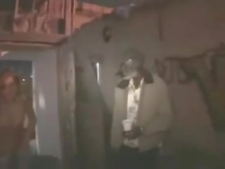 疯狂的 小鸡 剥离 为 homeless 人
