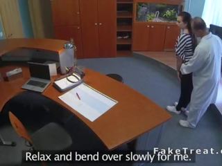 Lekarski pieprzy zgięty przez pacjent w recepcionists pokój