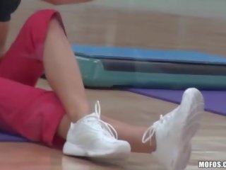 Nhỏ thiếu niên cưỡi ngựa to con gà trống