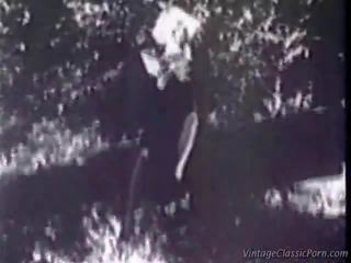 Двойка същество spied върху